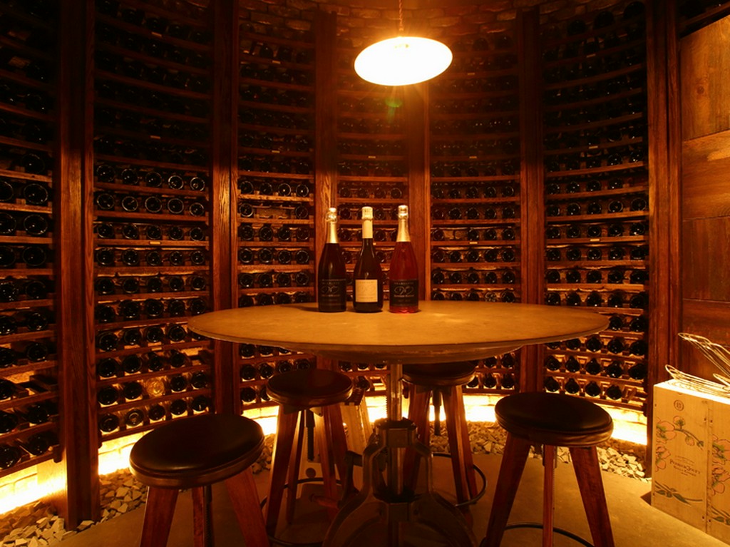 ワイン好きにはたまらない煉瓦づくりのワインカーヴ