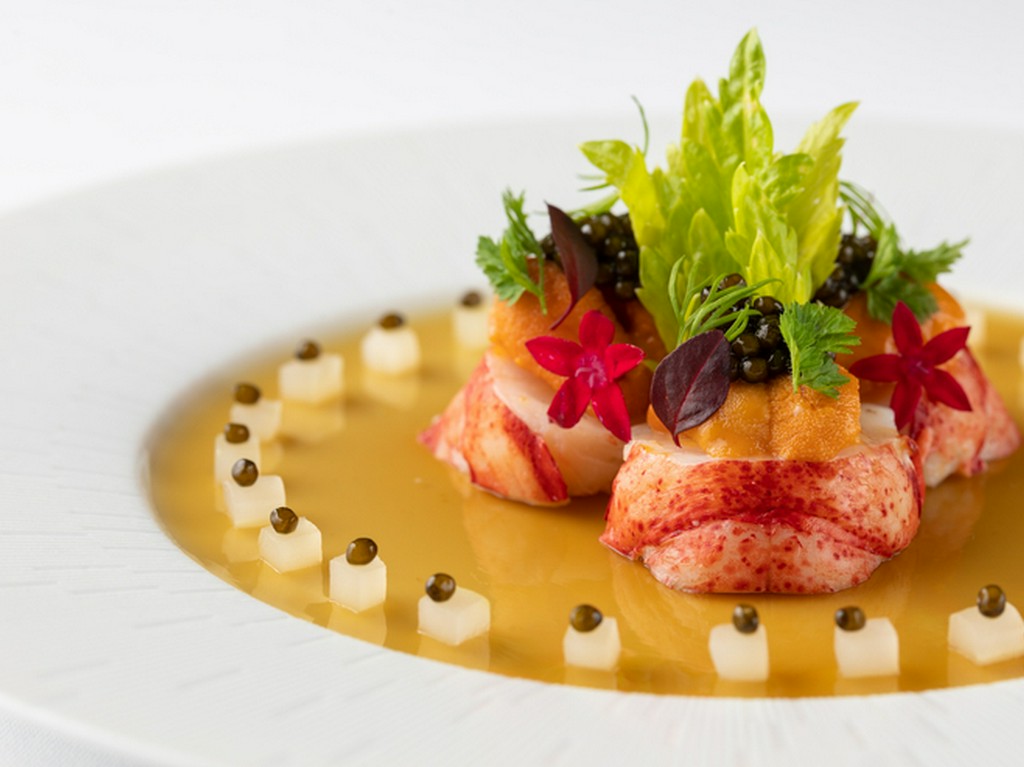 キャビアとウニを添えたオマールブルーのジュレ