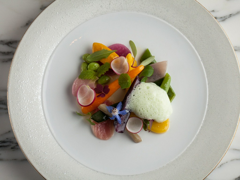 彩り野菜のシンフォニー 鶏肉のジュ エストラゴンのエミュルション