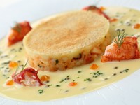 1990年代後半、ドミニクシェフがホテル・ド・クリヨンで働いていた時の料理を現代風に再構築。いくらを加えることで日本らしさも加え、伝統的なブール・ブランにキャビアを加えた深みのあるソースの味わいです。