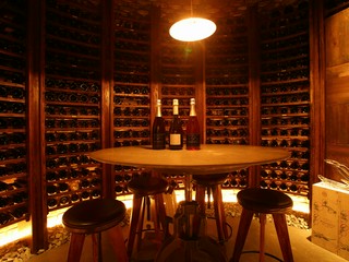 ドミニク氏おすすめのワインが並ぶ煉瓦づくりのワインカーヴ