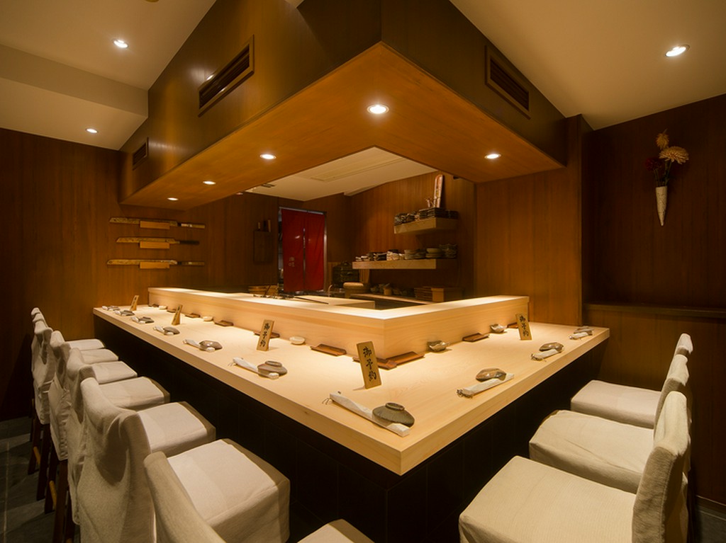 洗練された空間で腕を振るう、職人の美しい所作に感嘆