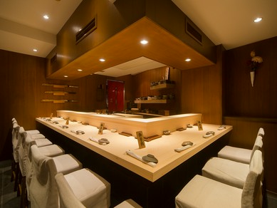 洗練された空間で腕を振るう、職人の美しい所作に感嘆