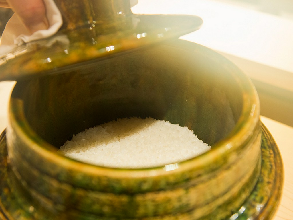 米・釜・炊き上げる技術。匠たちの技が結集したシャリが、凛とした立ち姿を演出