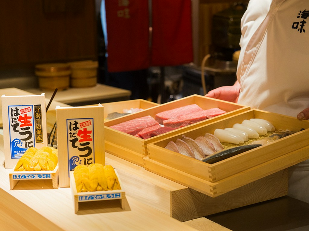 四季折々それぞれの季節を感じる魚たち。宝石箱のように輝くネタ箱