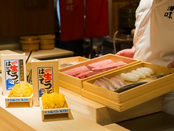 四季折々それぞれの季節を感じる魚たち。宝石箱のように輝くネタ箱