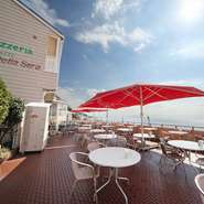 相模湾を臨んで高台に佇むレストランからは、アマルフィイ海岸を彷彿とさせる美しいロケーションが望めます。胸のすくような青空の下、開放感たっぷりのオープンテラス席で非日常的なひと時を過ごしてみませんか。