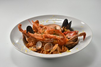 相模湾産の魚と魚介の軽いトマトソース　フジッリ