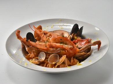 相模湾産の魚と魚介の軽いトマトソース　フジッリ