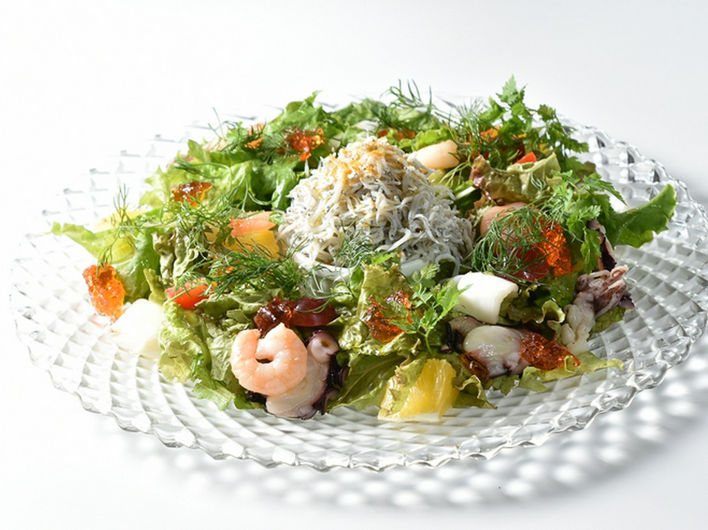 シラスと鮮魚小海老の魚介サラダ　季節のフルーツのバルサミコ風味