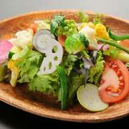『向井農園の野菜を使った色々季節野菜のサラダ』は彩りも楽しくてヘルシーなので、リピーターも多い逸品です。野菜一つ一つの旨みや甘み、酸味などに改めて気づくことができる味わいです。
