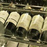 フランスワインを中心に、ビンテージワインなどが豊富に常備されています。セラーで適温に管理された上質なワインを、シニアソムリエが料理に合わせて提案。グラスワインもあり、料理とのカップリングも可能です。