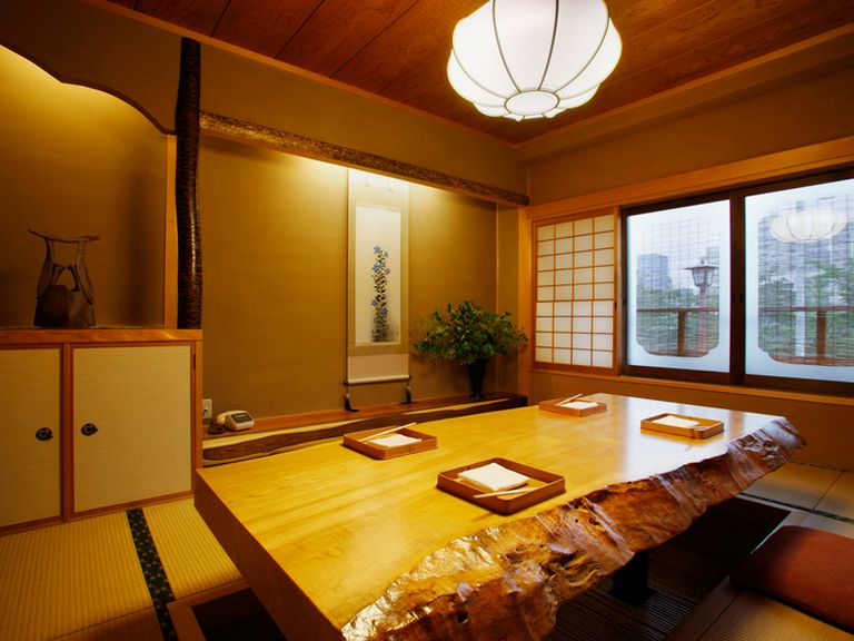のれんをくぐれば、隅々まで趣深い空間。しっとりと寛げる個室も