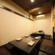 最大で10名まで利用できる個室が1部屋。掘りごたつになっているので、足をのばしてリラックスして飲食が楽しめます。他のお客様に気兼ねすることなく、気心の知れた仲間同士でにぎやかに過ごせます。