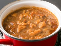 呉市の名物で定番料理である鶏皮の味噌煮込み。親皮を使用しているので、溶けずに歯ごたえが楽しめる一品。