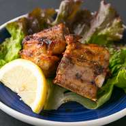 スペアリブを秘伝のタレに漬けてじっくり焼いているので、あふれる肉汁とタレのハーモニーを楽しむことができます。