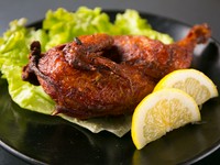 隠し味にカレー粉を使い、ほのかな風味が感じられる一皿。蒸してから揚げているのでジューシーです。