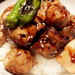 隠し味にカレー粉を使い、ほのかな風味が感じられる一皿。蒸してから揚げているのでジューシーです。