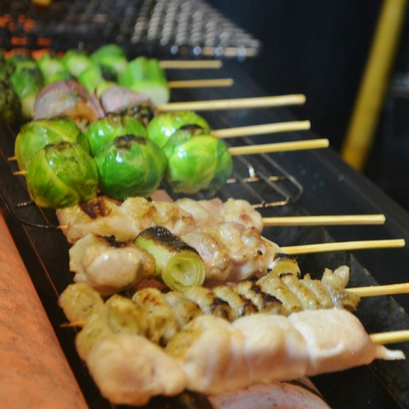 丁寧に焼き上げる串焼き