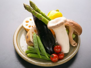 地元広島高宮町産の熟成させた鶏を仕入れ旬の野菜にもこだわり