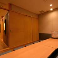 掘りごたつの座敷は全部で8室。年配の方でもゆったりとくつろぐことができます。ここぞという大事な商談や打ち合わせにも理想的。遠方からの親戚をもてなす場としても最適です。