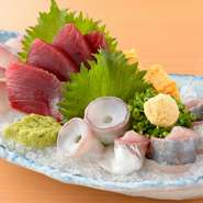 その日に揚がった新鮮な魚を堪能できるメニュー。赤身・白身・ひかりものの3種で、仕入れ状況によって魚の種類は変わります。