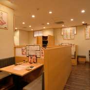 広々とした空間で、こだわりの食材を作った料理の数々が堪能できます。カウンター席でしっとりと一人飲みや、テーブル席でデートをするのも理想的。また、掘りごたつの座敷では大事な商談の場としても最適です。
