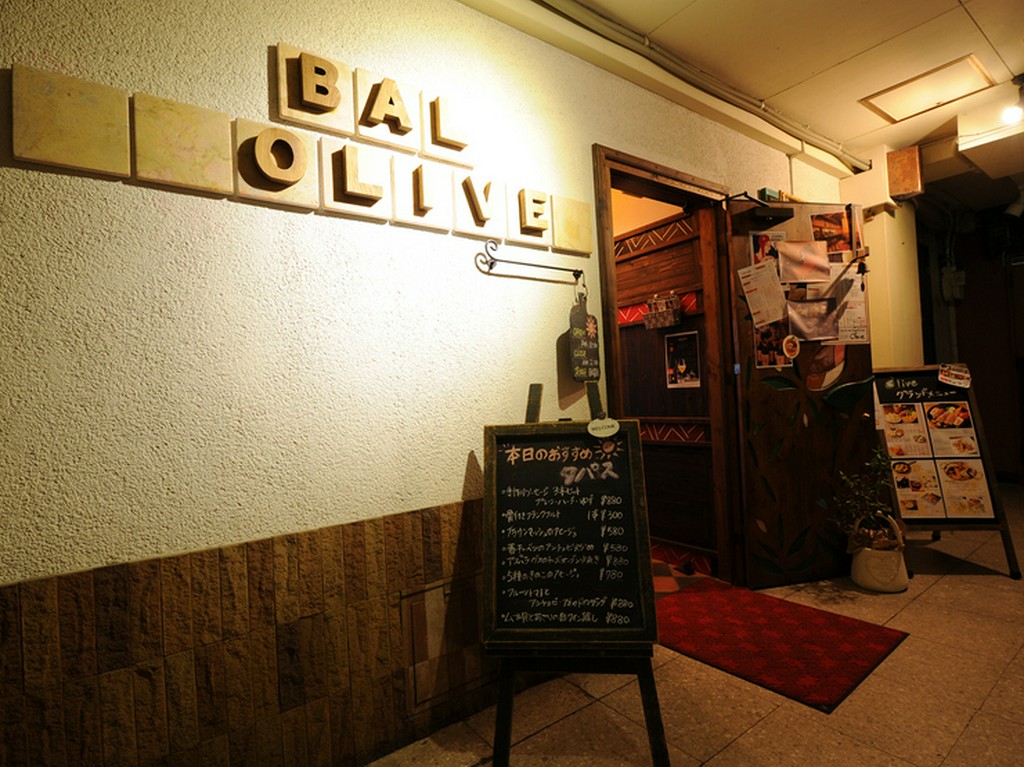 ヨーロッパの教会をイメージした、シックな外観