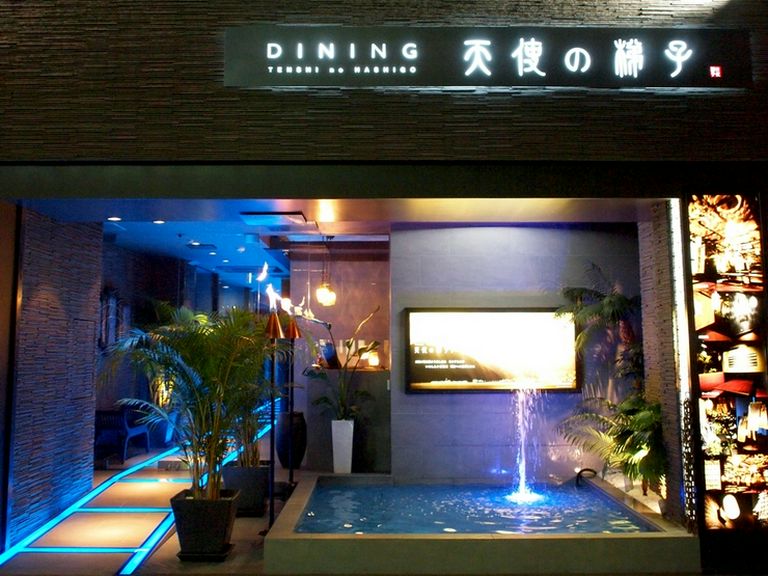 リゾートを彷彿とさせる、非日常的な雰囲気のオシャレな店内