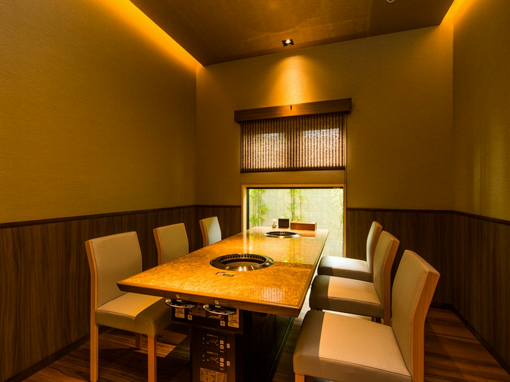 大切な商談を決めたい時や、会食にふさわしい個室