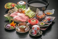 完全予約制(2名様より)
厳選した黒毛和牛のサーロインを薄くスライスして自家製割り下でお楽しみいただけます。彩り豊かに盛り付けられた和の創作皿も御会席を華やかに演出します。