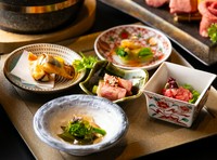 ～季節の食材・前菜プレート～
単品メニューと組み合わせてコース仕立てにできます。
季節折々の食材の妙味や四季のうつろいをお感じいただける一枚を日々、お届けいたしております。