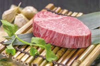 150g
グルメの皆様から絶賛を浴びるお肉の究極部位。舌が震えて喜ぶ柔らかさ。
牛一頭から、わずか300gしかとれないその美味しさは、筆舌に尽くしがたき一品です。