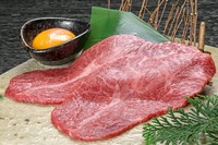 黒毛和牛の肩甲骨の内側に位置する「みすじ」。非常に柔らかい肉質が特徴です。一頭から取れる量が少なく貴重な部位です。