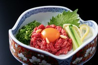 黒毛和牛の新鮮なお肉の厳選部位をユッケにしました。