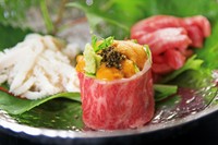 野菜を牛ロースで巻き上げ、雲丹をトッピングした贅沢な創作巻きです。
