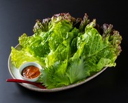 焼肉をヘルシーにお楽しみいただくためにはお野菜とご一緒にお楽しみいただくことをお薦めいたします。焼き上げたお肉を包んでお楽しみ下さい。
