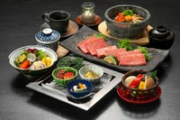 ■松阪牛厳選部位焼肉三種■季節野菜■前菜■サラダ■選べるごはん物
■デザート■コーヒー