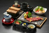 ■和牛赤身ステーキ■季節野菜■前菜■サラダ■選べるごはん物
■わかめスープ■デザート■コーヒー