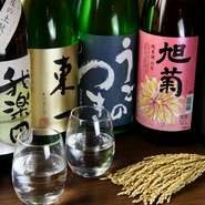 福岡の地酒の中でも、信頼した酒屋が自信をもって厳選したものを入荷。一部の酒は季節限定で、春夏秋冬その時期に合った酒や、鍋や焼き物など料理に合わせたものを取り揃えています。