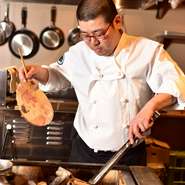 ご注文されたものをお持ちしたときに、食材の紹介や焼き方のポイントなどをお伝えしています。わからないことがあったらお声をおかけください。ぜひ私との会話も楽しんでいただければと思います。