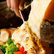 チーズの断面を直火で温め溶けたところを
ナイフなどで削いでジャガイモなどにからめます。
外国産の風味の強すぎるラクレットチーズではなく、
食べやすい北海道花畑牧場で創られたものを使用。1g　13円（税抜）