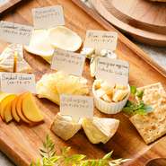 スモークチーズ、カマンベールチーズ、
テット・ド・モアンヌ、パルミジャーノレジャーノの
4種類のチーズを盛り合わせにしました。
いくらでも食べられるワインのお供です。