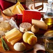 ナチュラルチーズを世界中からご用意。定番のフレッシュチーズに加え、セミハード・ハード・青カビを取り揃え。季節により変わる多種多様なチーズをお楽しみ頂けます。