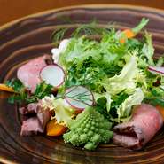 旨味が濃厚な肉をサラダ仕立てに 『熟成ビーフのタリアータ』