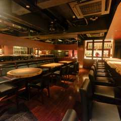 木の温もりに包まれて、日頃の疲れを癒せるバー