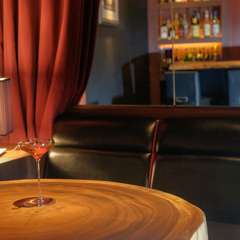 ゆったりとくつろいでお酒を愉しめる、大人の空間