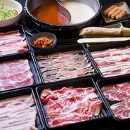 食べ放題のコースは、肉のランクに応じて5種類設定されています。どのコースも、肉の他に、セルフサービスの野菜バーと、つまみや揚げ物、サラダなどのサイドメニュー全30種類が食べ放題になる大盤振る舞いです。