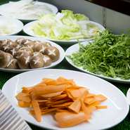 毎日仕入れている、新鮮な野菜。仕入れで内容が変わることもありますが、どれも食べ放題です。