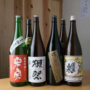 今日はどの日本酒に出会えるかもお楽しみ。小さいグラスで飲み比べできるのもうれしいポイント。メジャーなものはもちろん、限定の日本酒を常時10種類入れ替えて提供してくれます。
